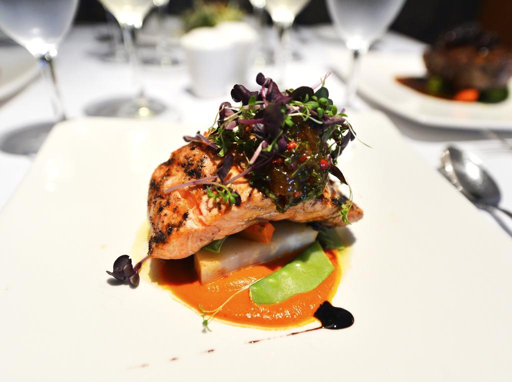 Fortina Spa Resort سليمة المظهر الخارجي الصورة Salmon prepared at the restaurant
