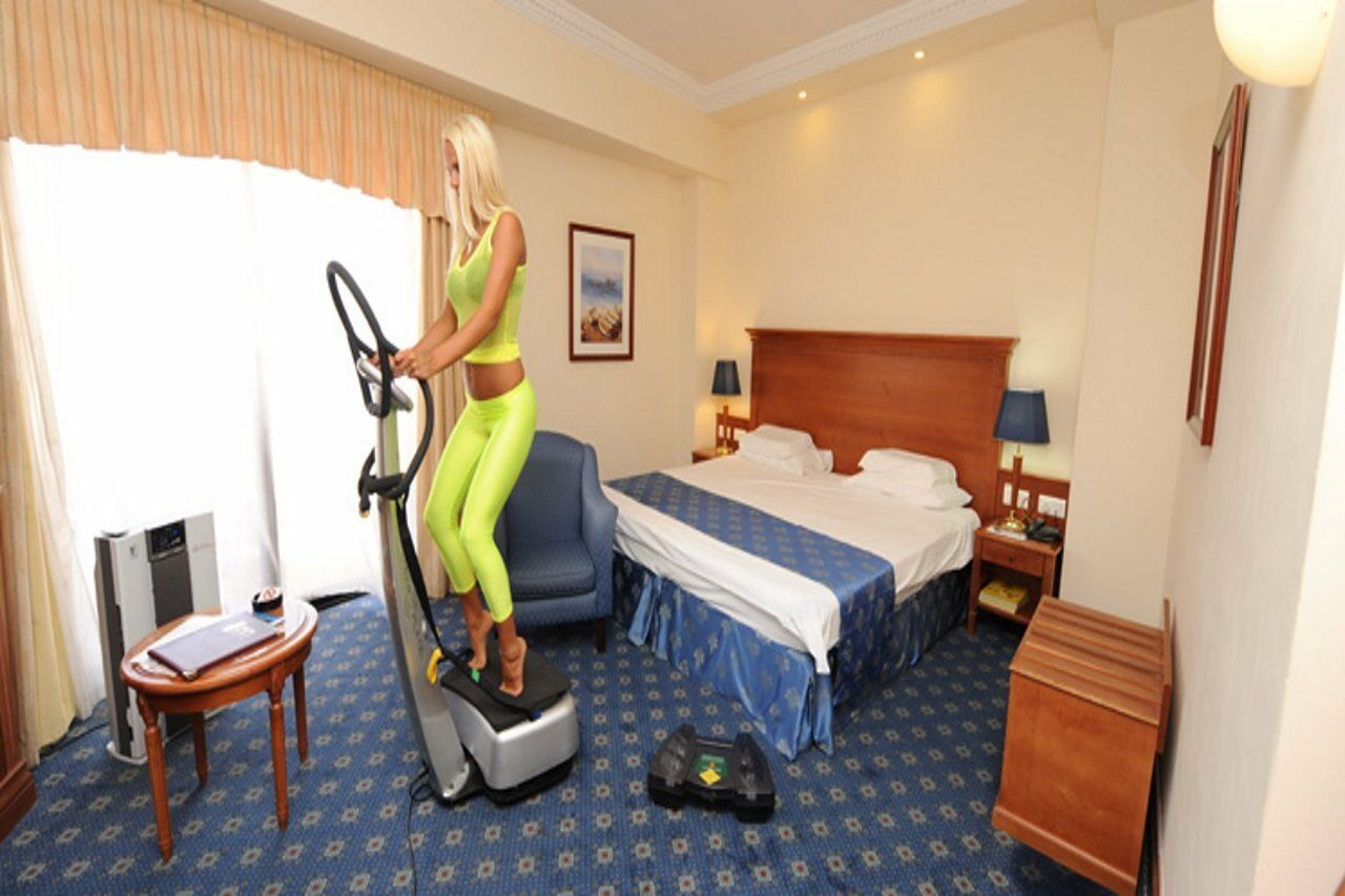 Fortina Spa Resort سليمة المظهر الخارجي الصورة A woman on an elliptical trainer